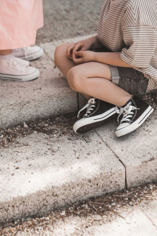 Musta tallaga lastejalatsid