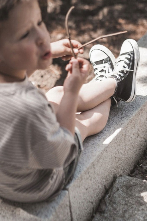 Musta tallaga lastejalatsid