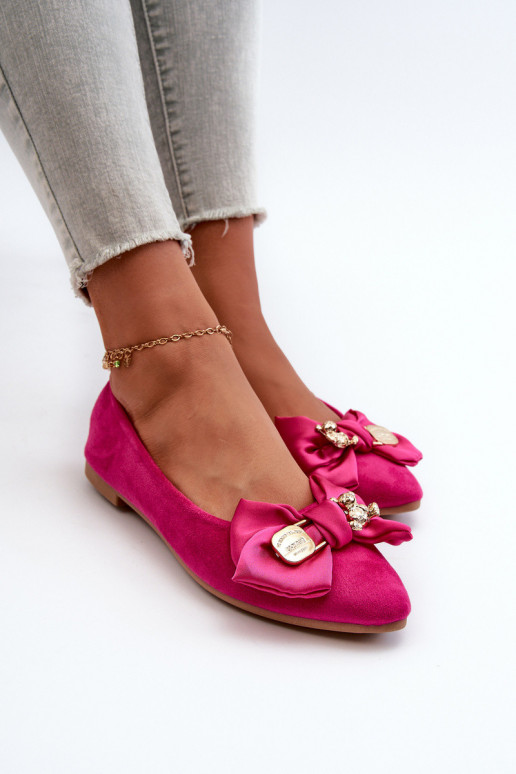 Roosad kunstsuede baleriinad, millel on lipsud