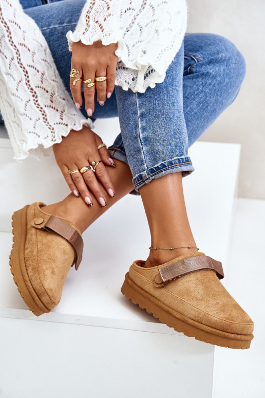 Naiselik Sussid voodriga karusnahaga...