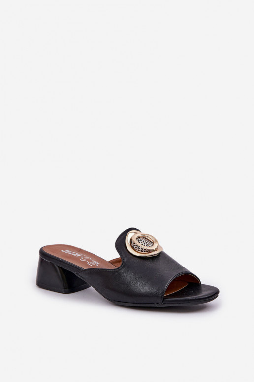 Elegantsed naiste plätud Sellel...