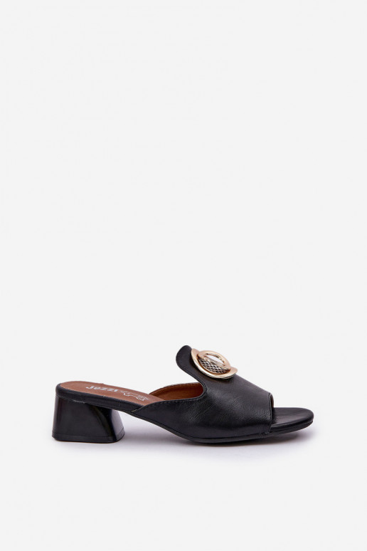 Elegantsed naiste plätud Sellel...