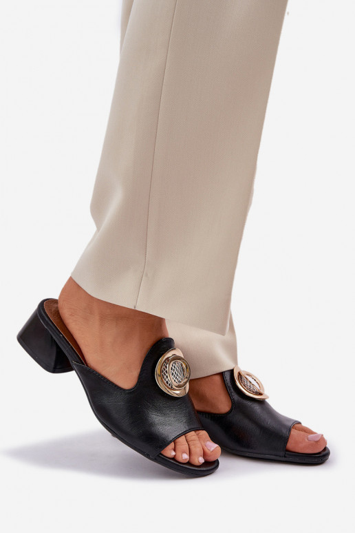 Elegantsed naiste plätud Sellel...