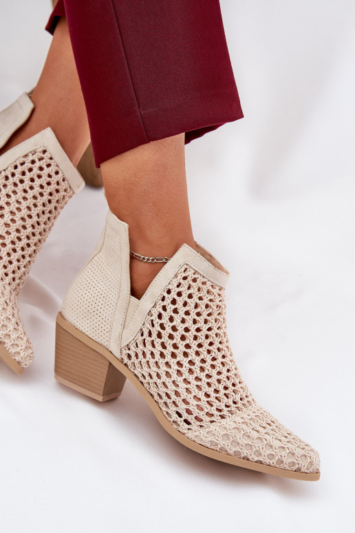 Ažuurse detailiga naiste saapad...