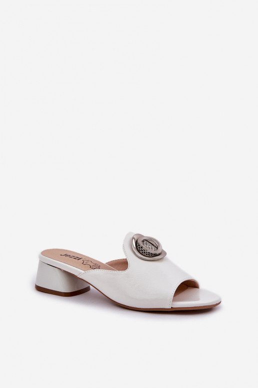 Valged elegantsed naiste sussid...