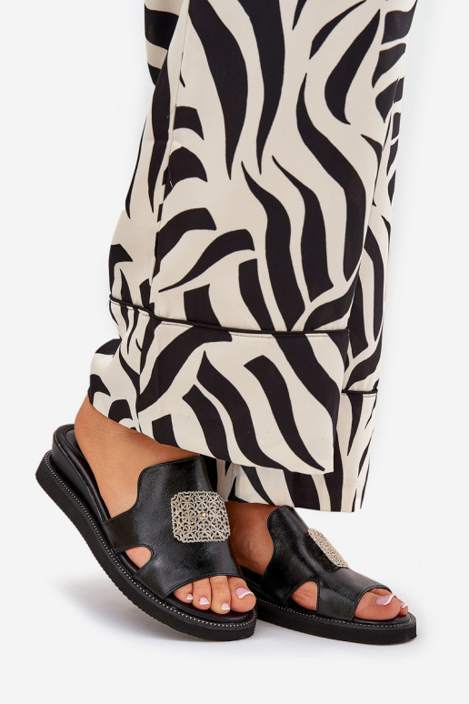 Mustad naiste sussid ornamentidega...