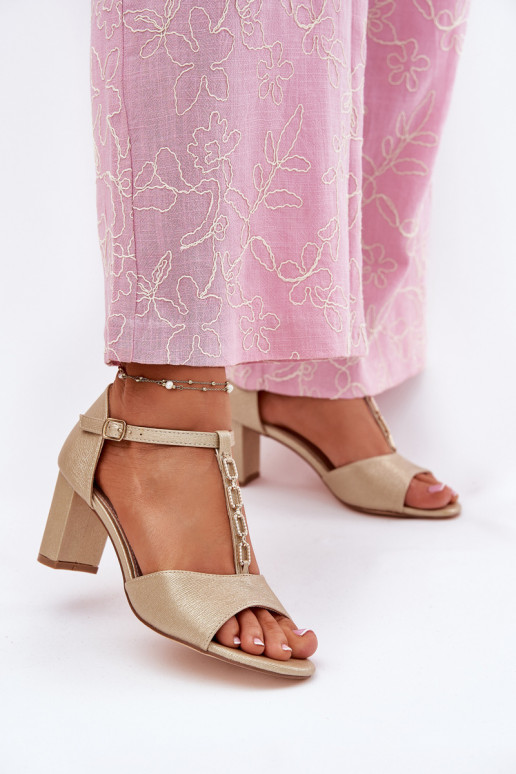 Kuldse värviga naiste kõrge kontsaga...