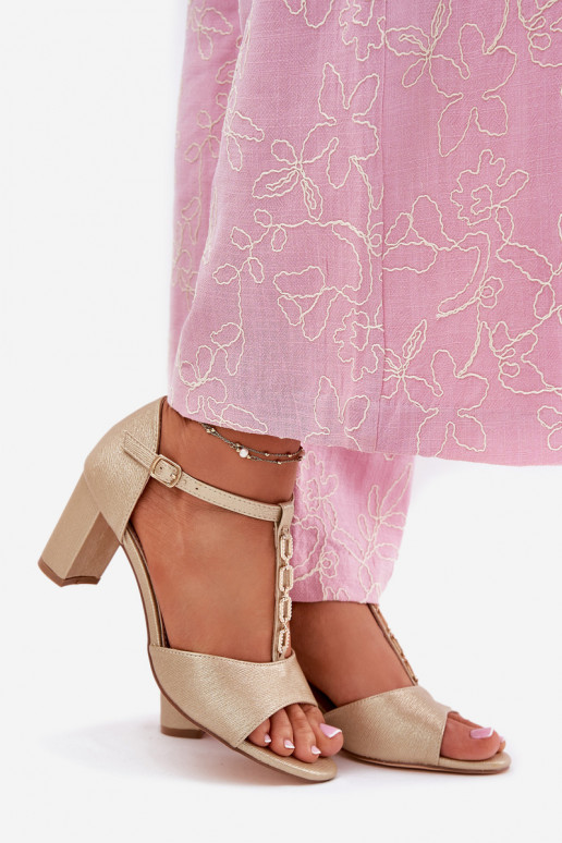 Kuldse värviga naiste kõrge kontsaga...