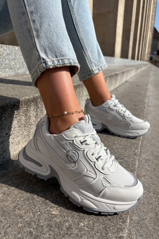 Valged naiste spordistiilis kingad...