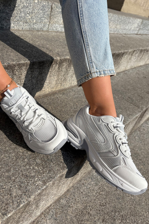 Valged naiste spordistiilis kingad...