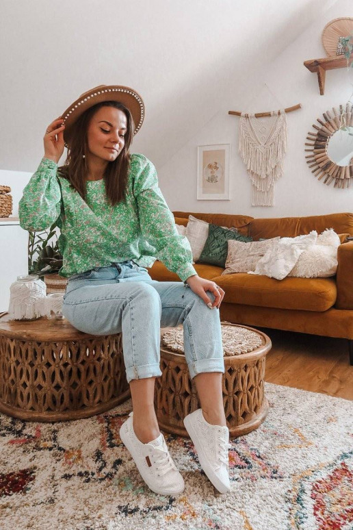 Pitsilised spordijalatsid valget värvi