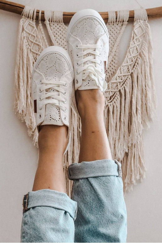 Pitsilised spordijalatsid valget värvi