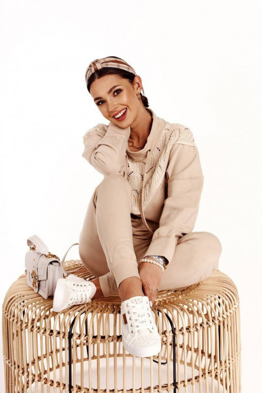 Pitsilised spordijalatsid valget värvi