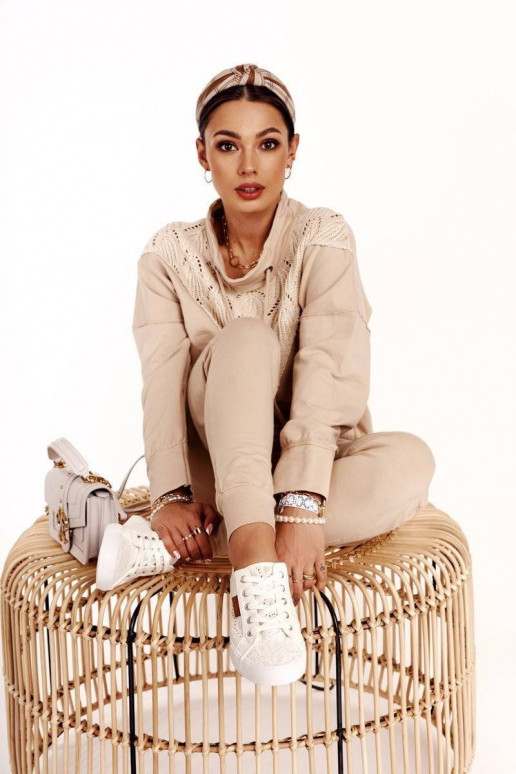 Pitsilised spordijalatsid valget värvi