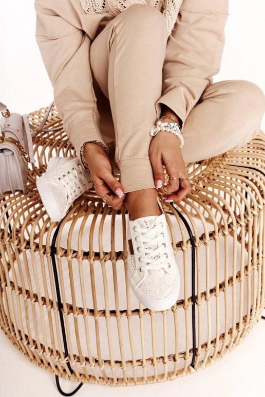 Pitsilised spordijalatsid valget värvi