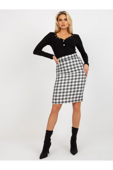 Must-valge ruuduline...