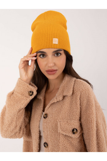 Müts on tumekollane