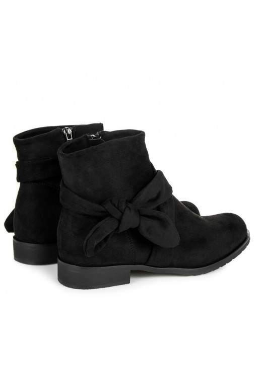 Kunstlikust sametist mustad saapad...