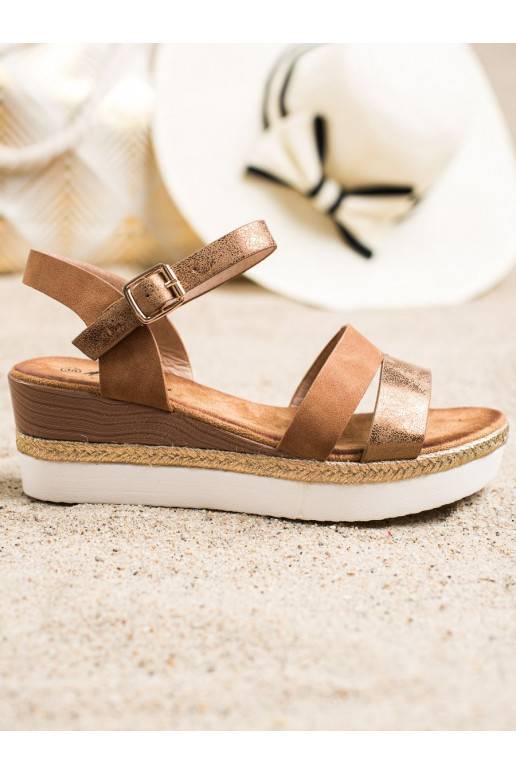 Kerged sandaalid platvormiga 