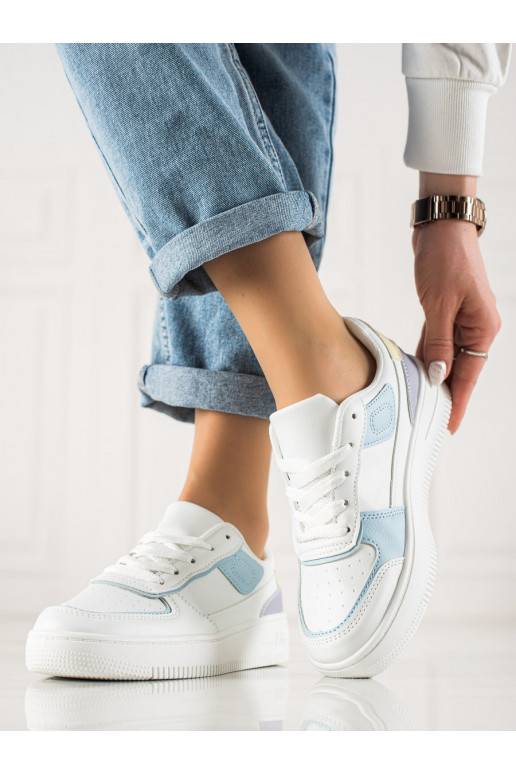 Klassikalise mudeli Sneakers tüüpi jalanõud platvormiga 