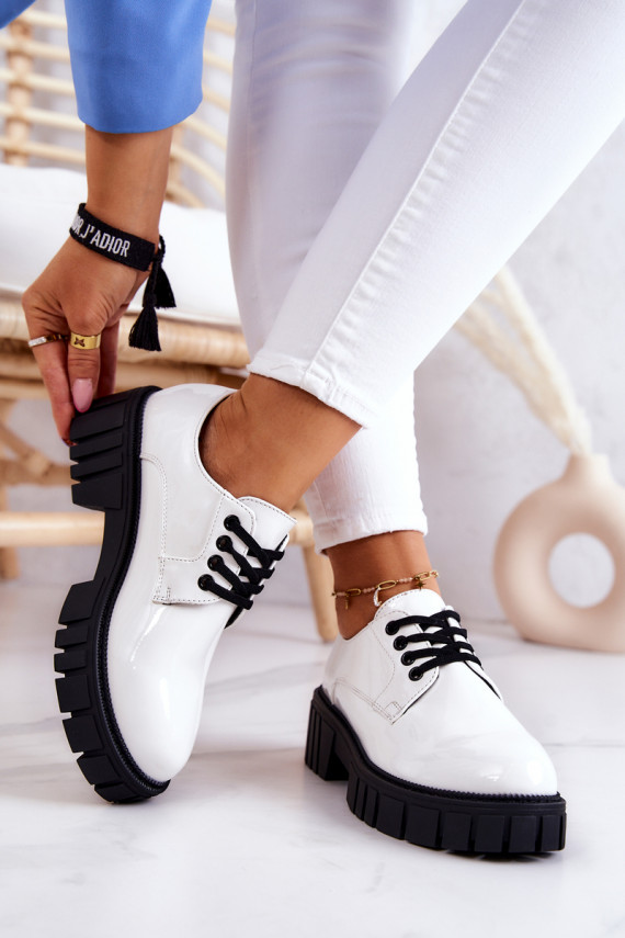 Moekad Laque jalatsid La.Fi valget värvi Hallie