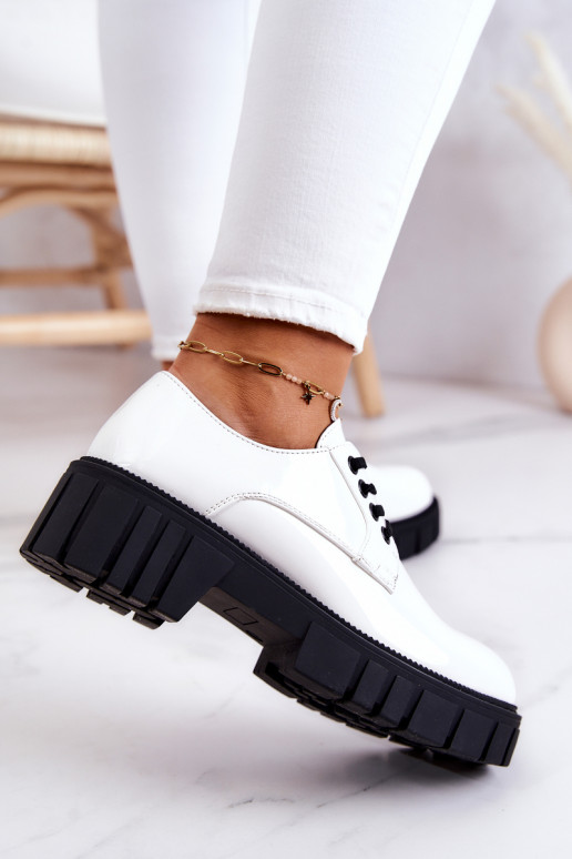 Moekad Laque jalatsid La.Fi valget värvi Hallie