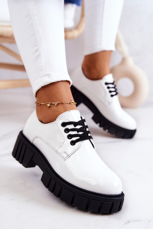 Moekad Laque jalatsid La.Fi valget värvi Hallie