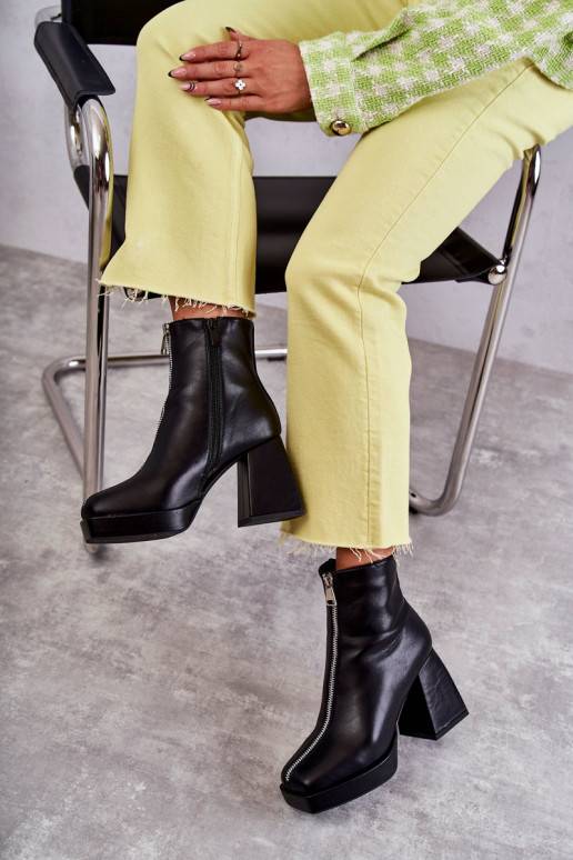   Naiste poolsaapadMasywnym Obcasie tõmblukuga mustad Carrera