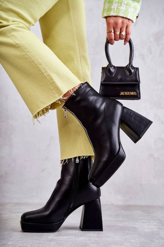 Naiste poolsaapadMasywnym Obcasie tõmblukuga mustad Carrera