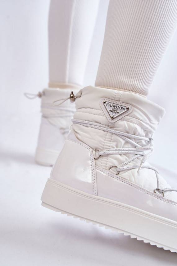   Moekad nööpidega lumesaapad nööritavad valget värvi Carrios